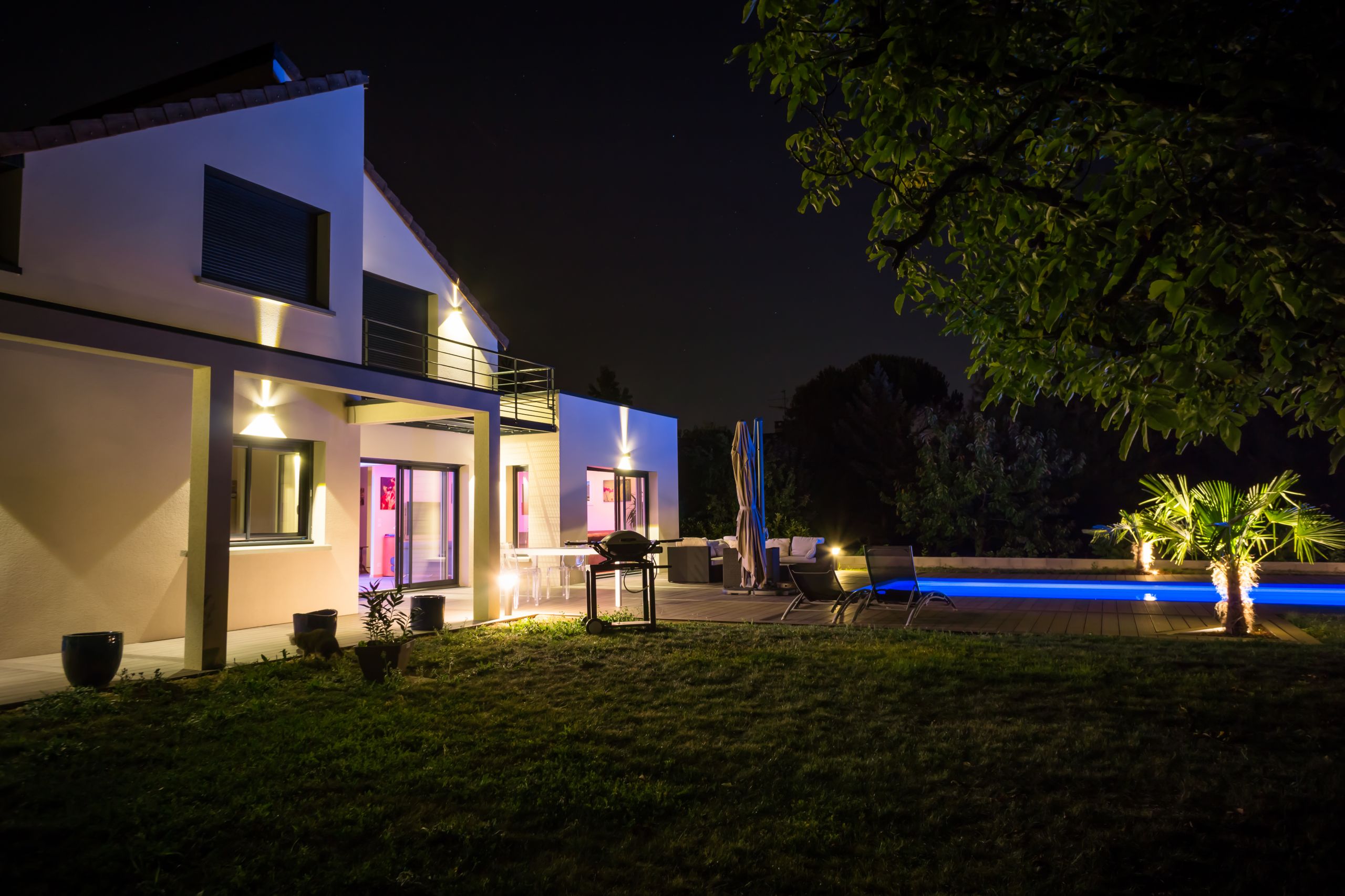 belle maison la nuit