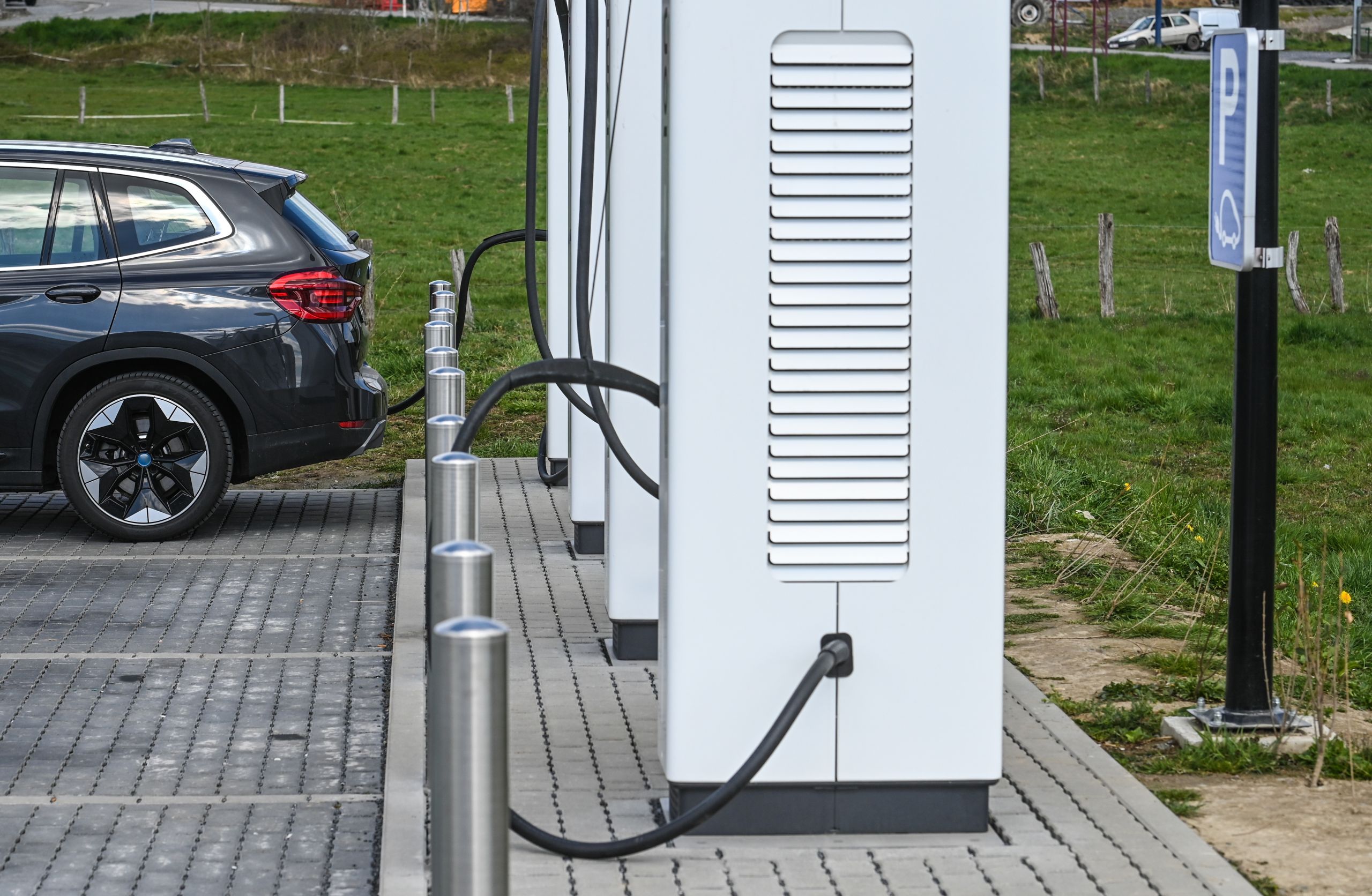 auto voiture electrique borne chargement rechargement charge recharge station batterie